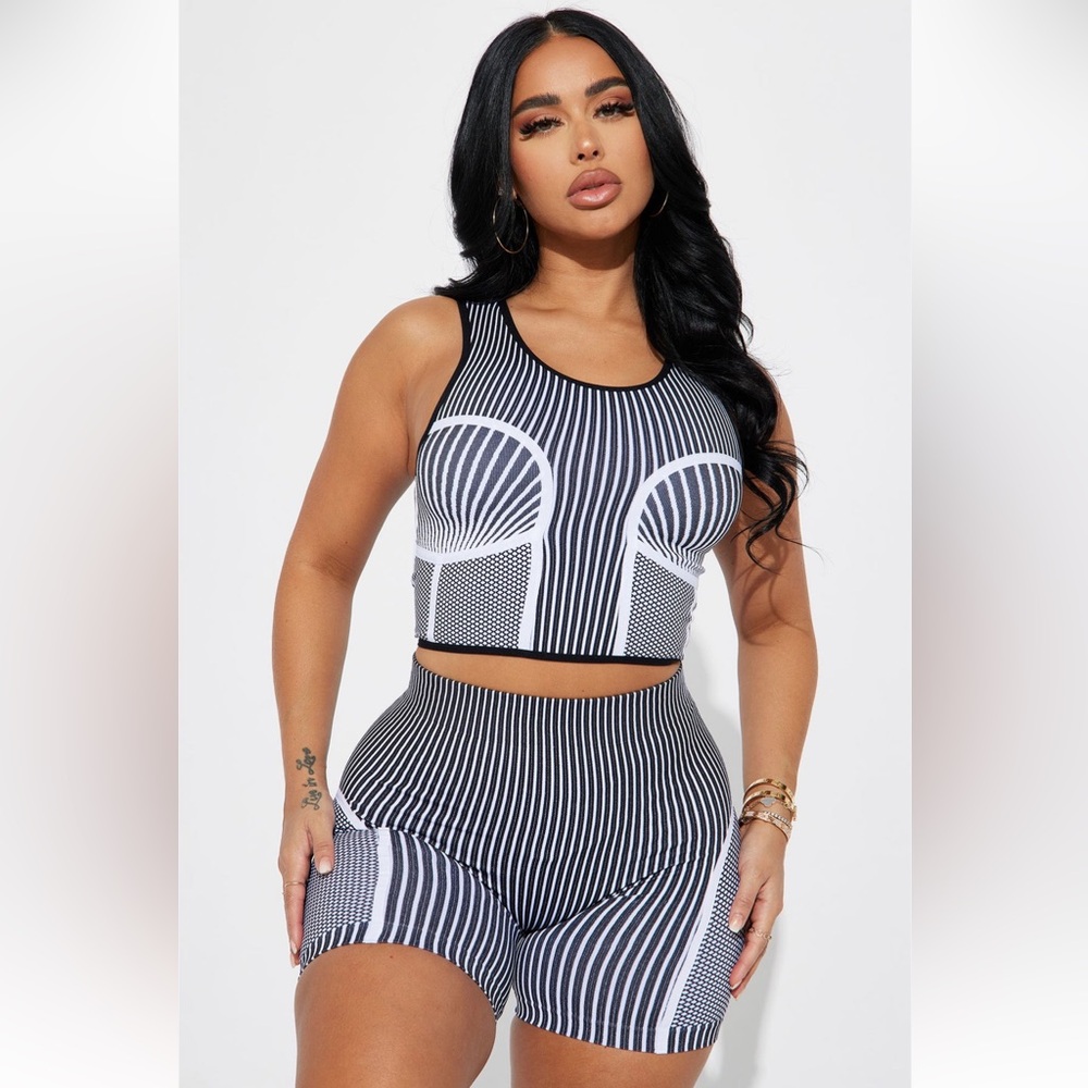 Fashion Nova - Seamless Short Set